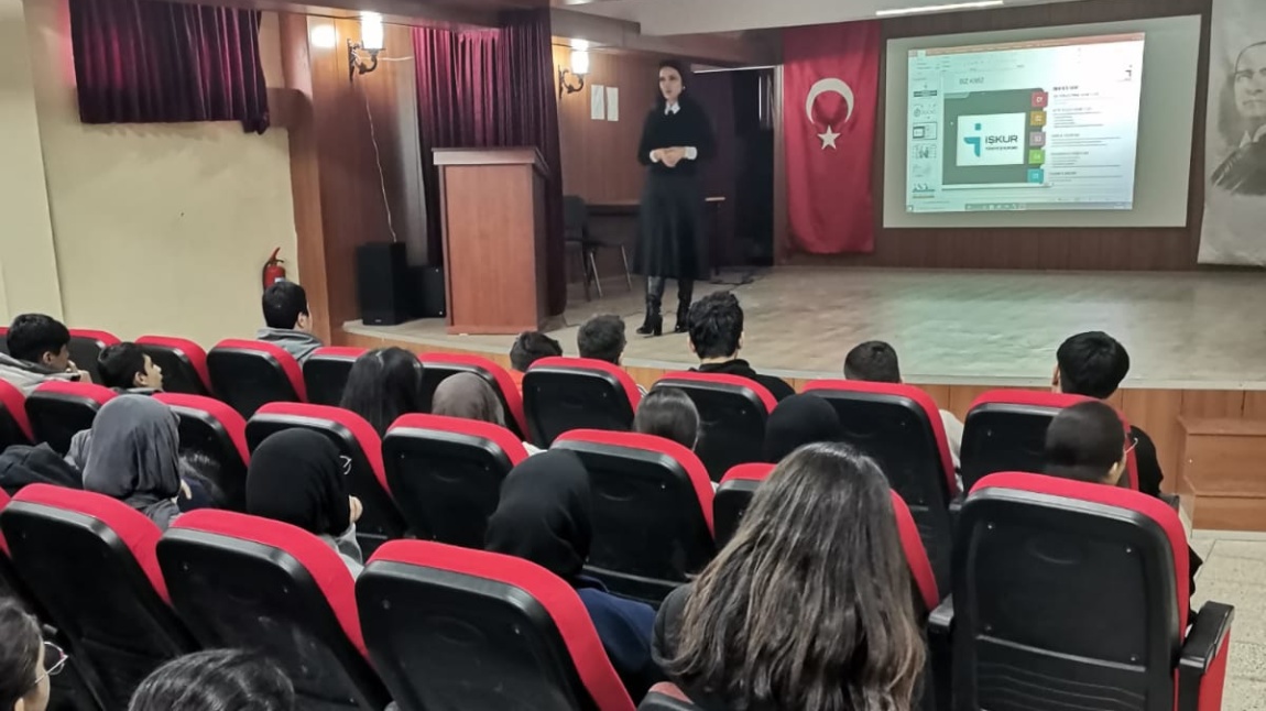 İşkur tarafından okulumuza gelen eğitimci tarafından 9. Sınıf öğrencilerimize seminer verilmiştir